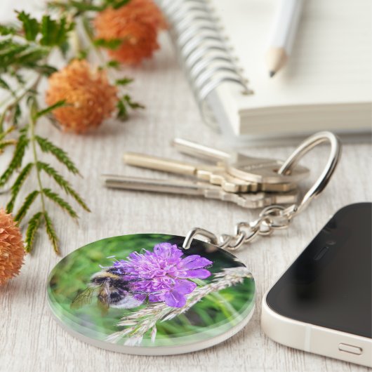 Blütenglück am Schlüsselbund – Hummel auf Skabiose Sleutelhanger (Voorkant Rechts)