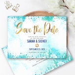 B'nai Mitzvah Turquoise Waterverf Gold Script Save The Date<br><div class="desc">Zorg ervoor al uw vrienden en familieleden de mijlpaal van uw kinderen B'nai Mitzvah zullen kunnen vieren! Verzend deze verbluffende, moderne, gepersonaliseerde "sparen de Datum"mededeling kaart. Sparkly gold faux folie kalligrafie script en Star of David, samen met blauwe confetti stippen, bedekken een turquoise waterverf achtergrond. Uw douanebericht en extra blauwe...</div>