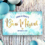 B'nai Mitzvah Turquoise Waterverf Gold Script Spandoek<br><div class="desc">Wees trots, blij en toon deze mijlpaal van je favoriete B'nai Mitzvahs! Hang deze verbluffende, moderne, stijlvolle, gepersonaliseerde banner op om aan hun speciale dag toe te voegen. Het spaarzame, gouden faux folie kalligrafiescript en Ster van David, samen met kleine blauwe confetti stippen en moderne typografie, bedekken een turquoise waterverf...</div>