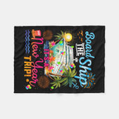 Board The Ship It's A New Year Trip Cruise Family  Fleece Deken (Voorkant (Horizontaal))