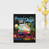 Board The Ship It's A New Year Trip Cruise Family  Kaart (Gele Bloem)