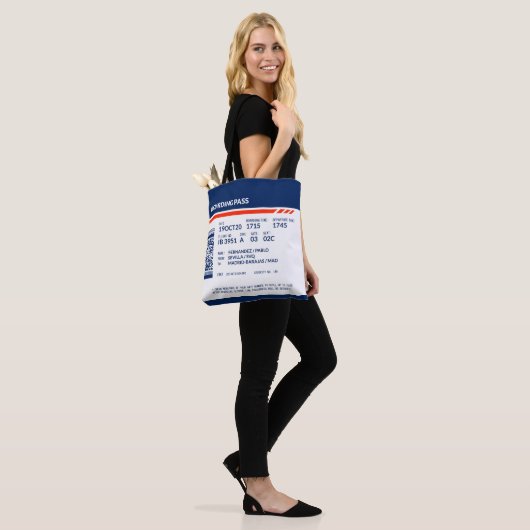 Boarding Pass - Blauw & Rood Tote Bag (Op model)
