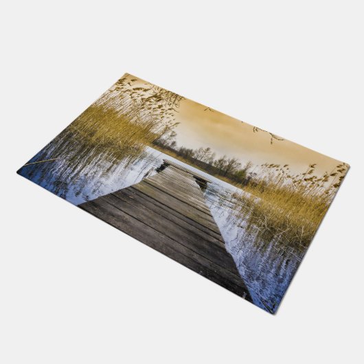 Boardwalk Dock op de Oekraïense rivier Deurmat (Schuin)