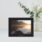 Boat aan de rivier in het zwarte briefkaart van de (Staand voorkant)