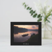 Boat aan de rivier in het zwarte briefkaart van he (Staand voorkant)