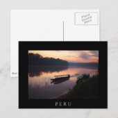 Boat aan de rivier in het zwarte briefkaart van he (Voorkant / Achterkant)