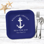 Boat Anchor Navy Blue Papieren Bordje<br><div class="desc">Moderne scheepvaartpapieren borden voor je boot die een witte illustratie van een anker op een donkerblauwe achtergrond van de marine bevatten. Pas de tekst "Welcome Aboard" en de naam en locatie van uw boot aan in elegante witte typografie.</div>