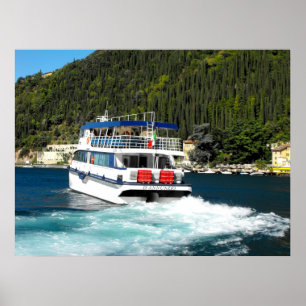 Boat die Maderno verlaat op het Gardameer Poster