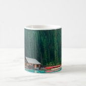 Boat house by Lake Louise in Banff National Park,  Koffiemok (Center)