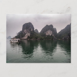 Boat in Misty Halong Bay Rock Islands, Vietnam Briefkaart