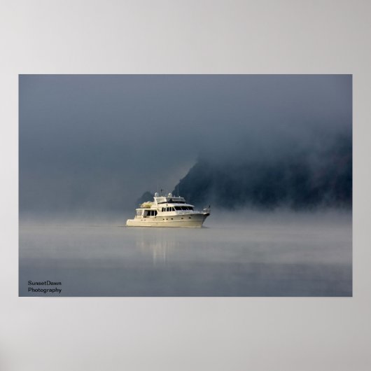 Boat op een fogische ochtend poster (Voorkant)