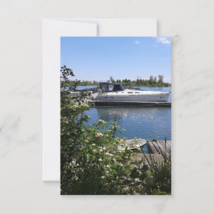 Boat op het Ontariomeer in de zomerplatte kaart