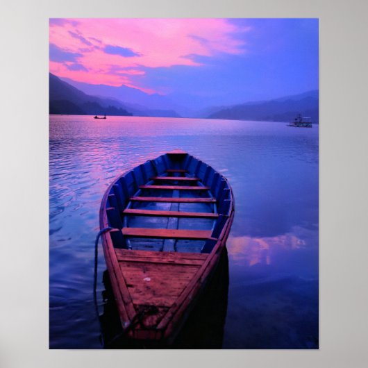 Boat op het Tranquil Lake bij Sunset Poster (Voorkant)
