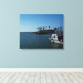 Boat op Oceanside Wrapped Canvas Afdruk (Insitu (Houten vloer))