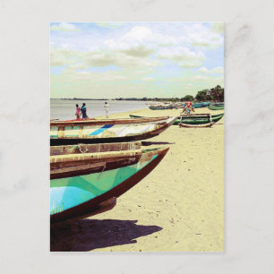 Boat op tropisch strand briefkaart