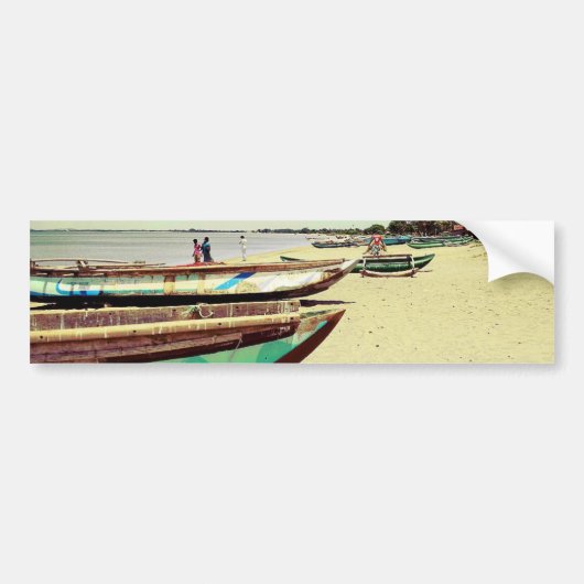 Boat op tropisch strand bumpersticker (Voorkant)