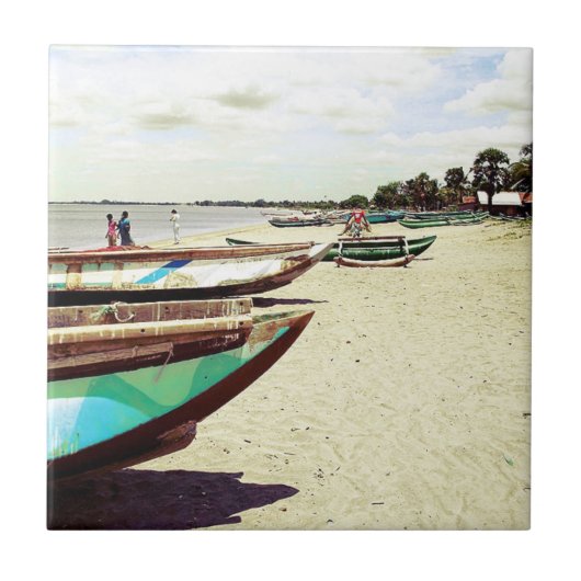 Boat op tropisch strand tegeltje (Voorkant)