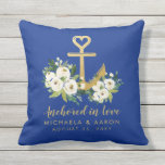 Boater Love Goud Bloemen Anker Buitenkussen<br><div class="desc">Een romantisch gouden anker met een hart aan de bovenkant, genesteld in een weelderig bloemenboeket en "verankerd in de liefde" met gepersonaliseerde namen en datum maken dit kussen perfect voor het schipper paar of cruise bruiloft. De blauwe achtergrondkleur kan worden veranderd om uw decor aan te passen, en het romantische...</div>