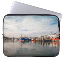 Boats die tussen een wolkenlandschap zijn gedokt