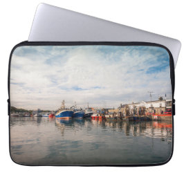 Boats die tussen een wolkenlandschap zijn gedokt laptop sleeve
