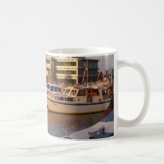 Boats in een jachthaven koffiemok