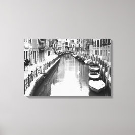 Boats langs een kanaal in de Italiaanse stad Venet Canvas Afdruk