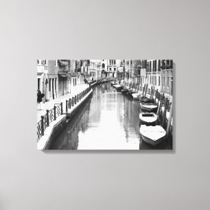 Boats langs een kanaal in de Italiaanse stad Venet Canvas Afdruk