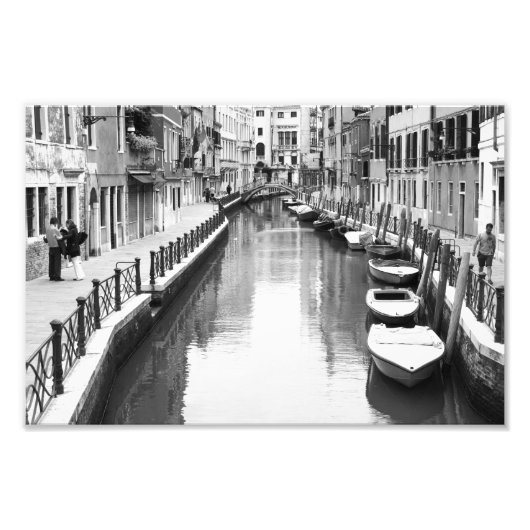 Boats langs een kanaal in de Italiaanse stad Venet Foto Afdruk (Voorkant)