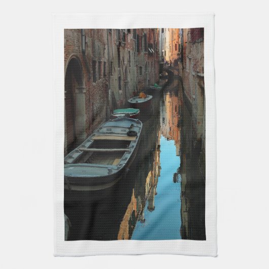 Boats on Canal Water Venice Italy Buildings Theedoek (Verticaal)