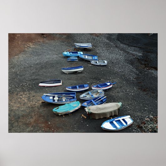 Boats op zwarte zandstrand op Lanzarote Poster (Voorkant)