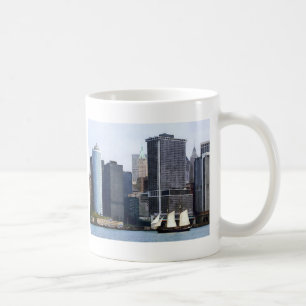 Boats - Schooner tegen de Manhattan Skyline Koffiemok