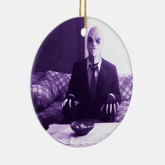 Bob de Alien die tv-versiering bekijkt! Keramisch Ornament (Rechts)