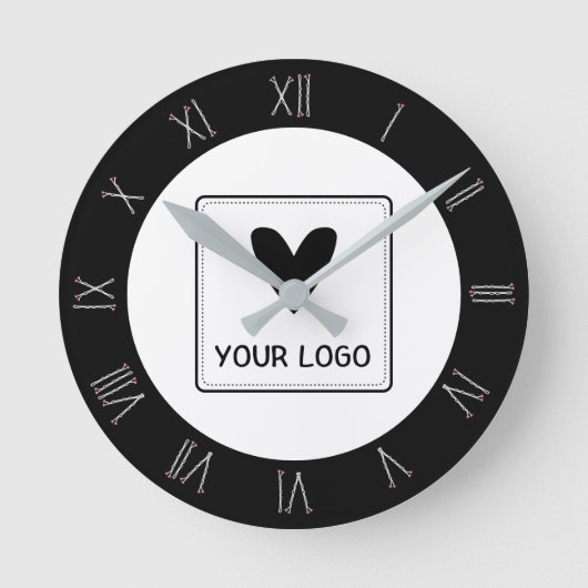 Bobby Pin Roman Numerals Hair Salon Uw Logo Ronde Klok (Voorkant)