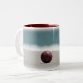 Bocce Ball on the Beach Tweekleurige Koffiemok (Voorkant links)