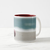 Bocce Ball on the Beach Tweekleurige Koffiemok (Voorkant rechts)