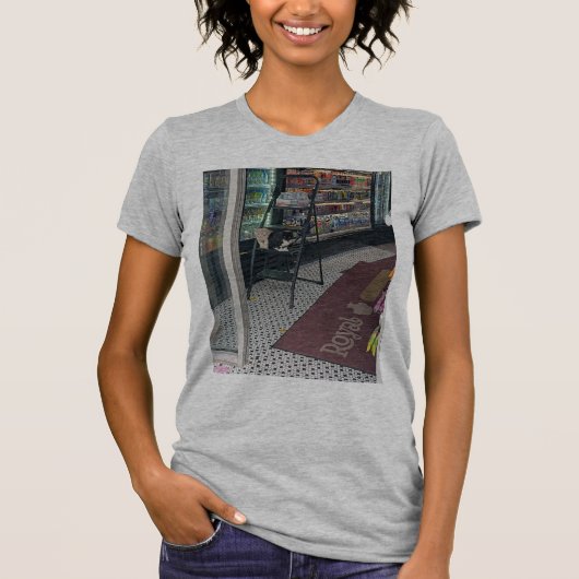 bodega katten helpen bij het bijvullen t-shirt (Voorkant)