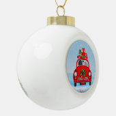 Bodemhond in auto met kerstman keramische bal ornament (Links)