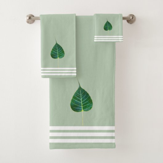 Bodhi-blad & drie strepen op lauriergroen bad handdoek (Insitu)