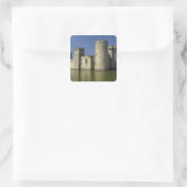 Bodiam Castle (1385), gereflecteerd in mot, Oost Vierkante Sticker (Tas)