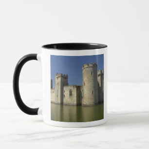 Bodiam Castle (1385), weerspiegeld in slotgracht,  Mok