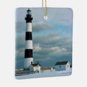Bodie Lighthouder met sneeuw, buitenbanken, NC Keramisch Ornament (Rechts)