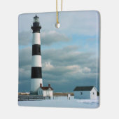Bodie Lighthouder met sneeuw, buitenbanken, NC Keramisch Ornament (Links)