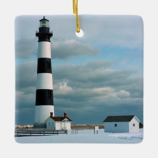 Bodie Lighthouder met sneeuw, buitenbanken, NC Keramisch Ornament (Voorkant)