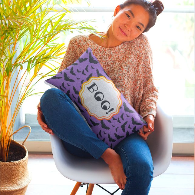 BOE! Grappige Halloween Paarse/Zwarte Vliegende Vl Accent Kussen (Boo! This purple haze pillow is too cute to scare anyone!)