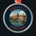 Boedapest Hongarije Retro Noodcirkel Metalen Ornament<br><div class="desc">Budapest retro vector reisontwerp in een embleemstijl. Boedapest,  de hoofdstad van Hongarije,  wordt doorsneden door de Donau. De 19e-eeuwse Kettingbrug verbindt de heuvelachtige wijk Buda met plat Pest.</div>