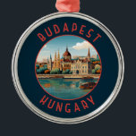 Boedapest Hongarije Retro Noodcirkel Metalen Ornament<br><div class="desc">Budapest retro vector reisontwerp in een embleemstijl. Boedapest,  de hoofdstad van Hongarije,  wordt doorsneden door de Donau. De 19e-eeuwse Kettingbrug verbindt de heuvelachtige wijk Buda met plat Pest.</div>