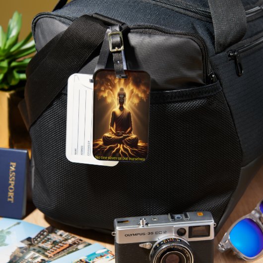 Boeddha mediteert onder een gloeiende boom bagagelabel (Voorkant & Achterkant)