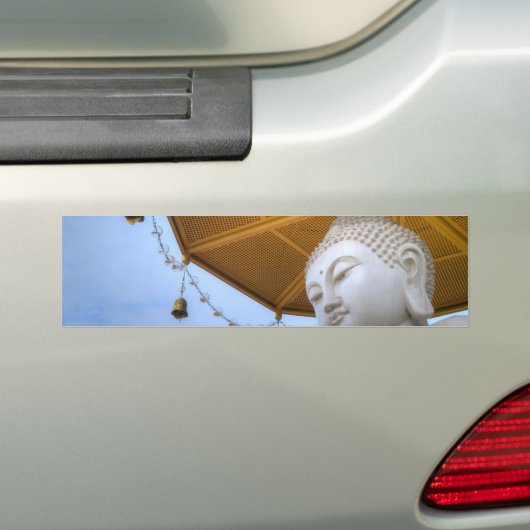 Boeddha-standbeeld in Blue Sky, Umbrella Bells Bumpersticker (Op auto)