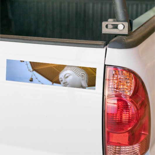 Boeddha-standbeeld in Blue Sky, Umbrella Bells Bumpersticker (Op Truck)