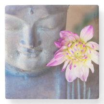 Boeddha-standbeeld met dahlia